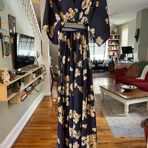 Elegant Floral Kimono-Style Dress in Navy - Picture 7 of 12
